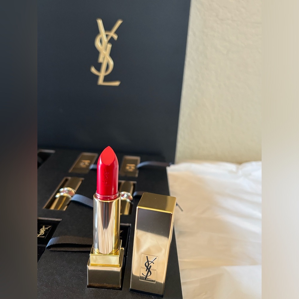 ❗️SALE❗️✨Yves Saint Laurent Rouge Pur Couture Lipstick - Vibrant Red 01